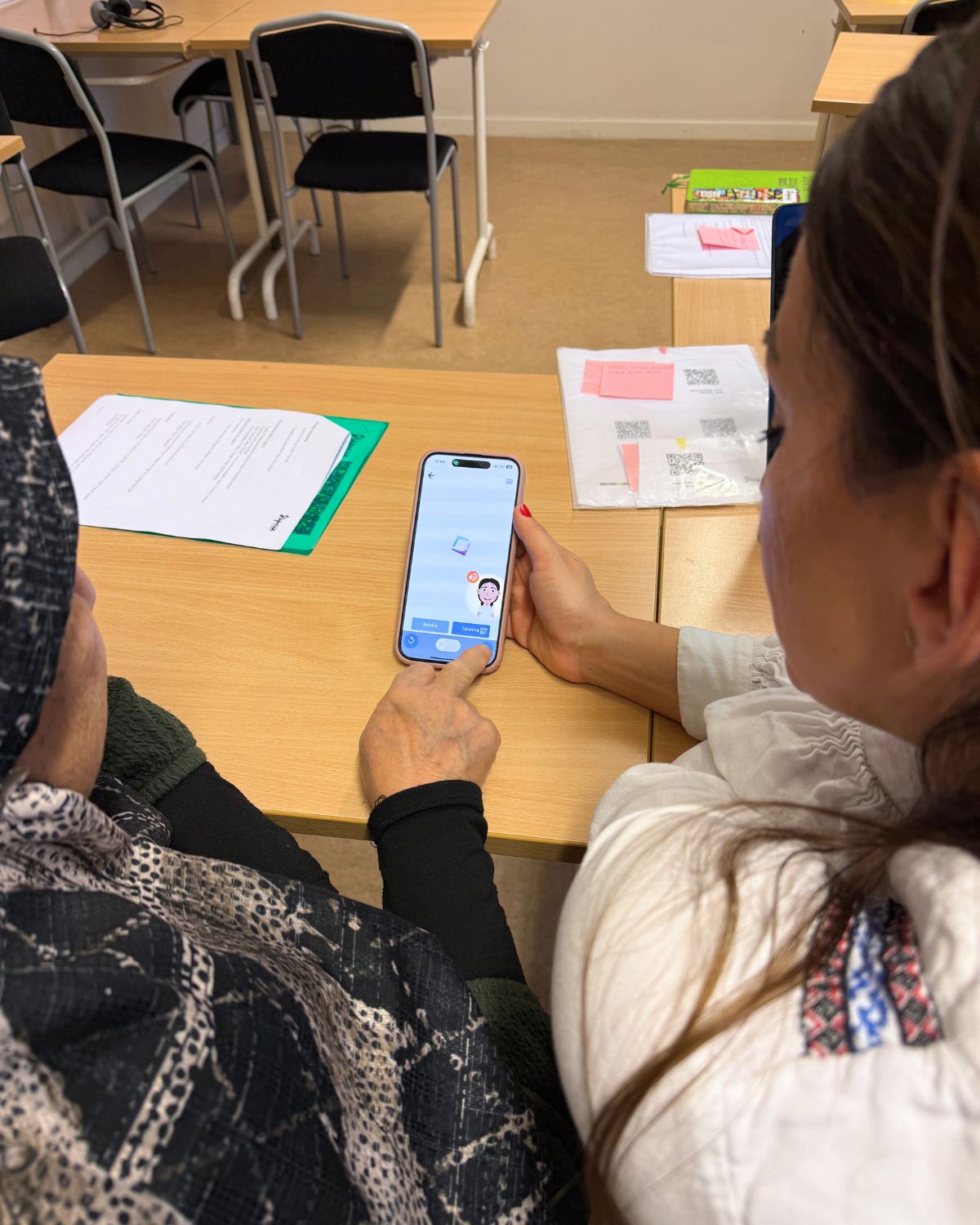 Hur hjälper man någon som aldrig har använt internet att känna sig trygg i en digital värld?